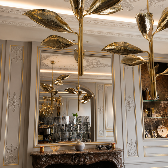 Écran miroir sur mesure intégré dans un hôtel particulier de l’avenue Foch à Paris, réalisé par BE SMARTHOME.