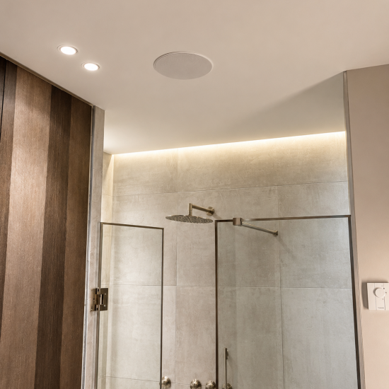 Enceinte encastrée au plafond installée par BE SMARTHOME (BSH) dans une salle de bains pour une diffusion audio discrète et multiroom.