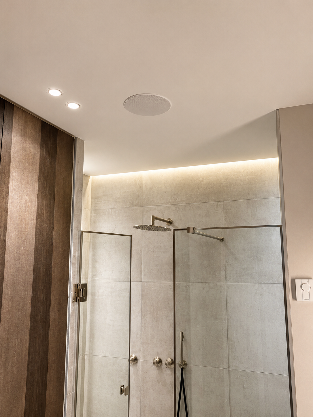 Enceinte encastrée au plafond installée par BE SMARTHOME (BSH) dans une salle de bains pour une diffusion audio discrète et multiroom.
