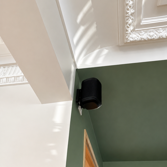 Enceinte murale Bose Professional installée par BE SMARTHOME (BSH) pour une sonorisation discrète et performante dans un espace haut de gamme.