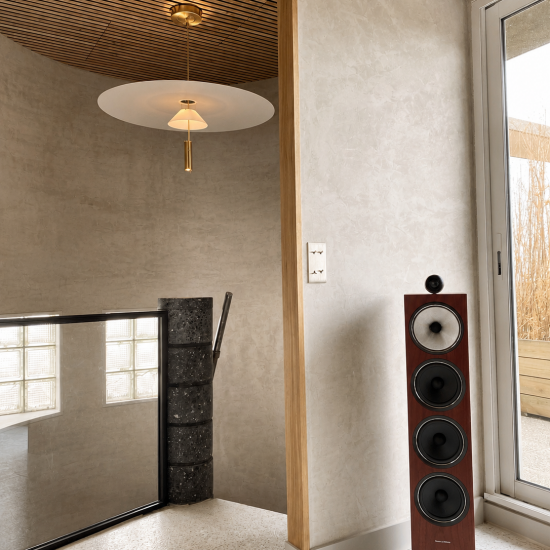 Enceintes Bowers & Wilkins 702 S3 installées par BE SMARTHOME (BSH) dans un espace de vie haut de gamme pour une écoute haute fidélité.