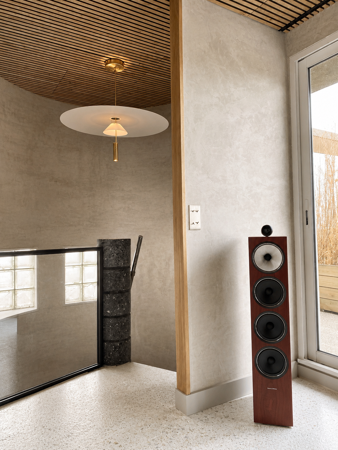 Enceintes Bowers & Wilkins 702 S3 installées par BE SMARTHOME (BSH) dans un espace de vie haut de gamme pour une écoute haute fidélité.