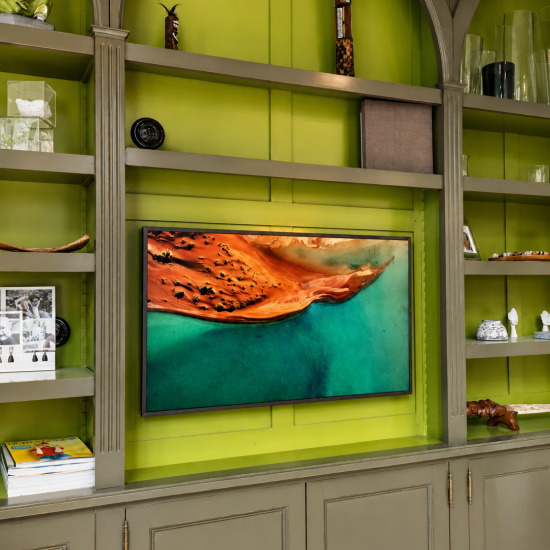 Téléviseur Samsung The Frame intégré dans une bibliothèque sur mesure, installation réalisée par BE SMARTHOME (BSH).