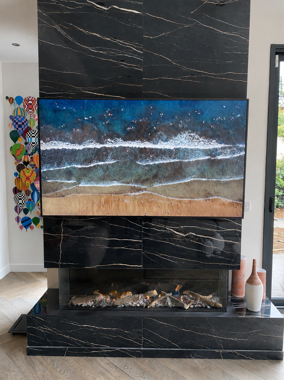 Téléviseur Samsung The Frame intégré au-dessus d’une cheminée contemporaine, installation réalisée par BE SMARTHOME (BSH) dans une villa.