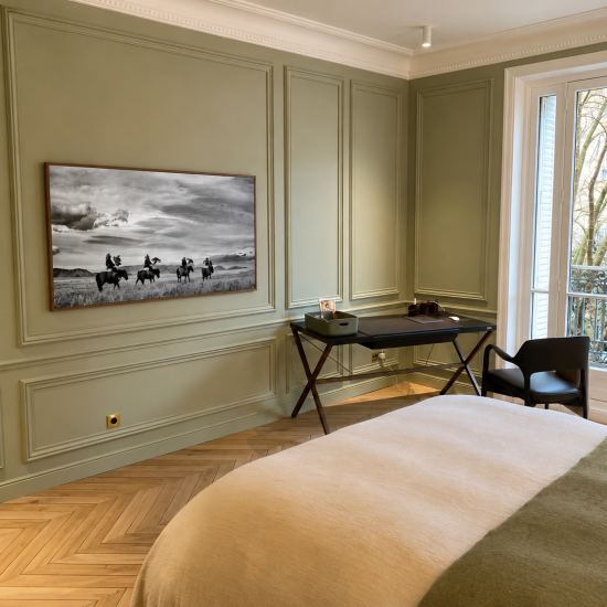 Téléviseur Samsung The Frame intégré au mur dans une chambre haut de gamme, installation réalisée par BE SMARTHOME (BSH).