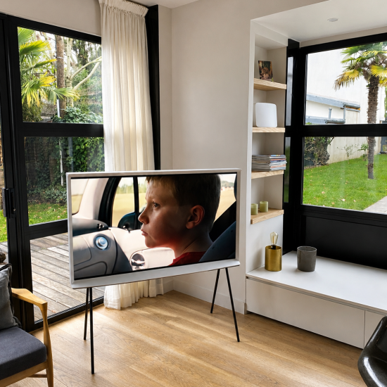 Téléviseur Samsung The Serif installé dans un salon contemporain par BE SMARTHOME (BSH), intégrateur audiovisuel spécialisé.