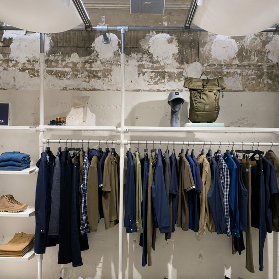 Enceintes Bose Professional installées sur rails par BE SMARTHOME (BSH) pour la sonorisation de la boutique Aigle boulevard des Capucines à Paris.
