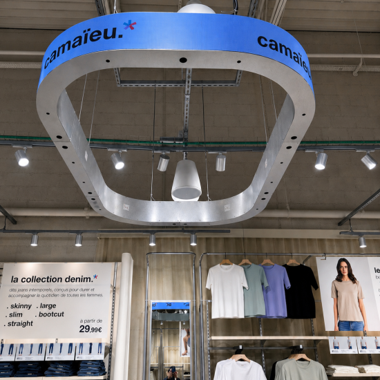 Enceintes suspendues Bose Professional installées par BE SMARTHOME (BSH) dans une boutique Camaïeu by Celio pour une diffusion sonore à 360°.