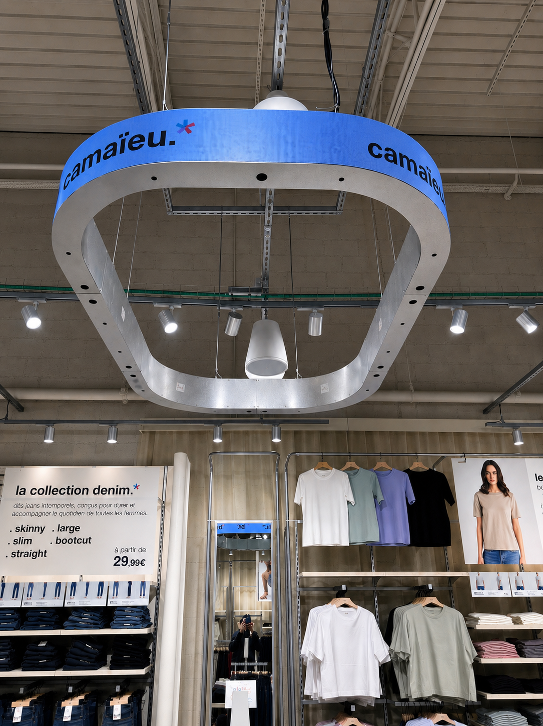 Enceintes suspendues Bose Professional installées par BE SMARTHOME (BSH) dans une boutique Camaïeu by Celio pour une diffusion sonore à 360°.