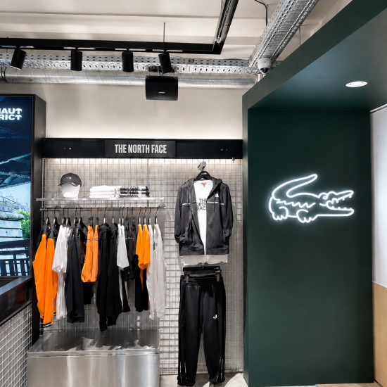 Système de sonorisation Bose Professional installé par BE SMARTHOME (BSH) dans le magasin Haut District à Barbès avec enceintes suspendues pour une diffusion sonore homogène.