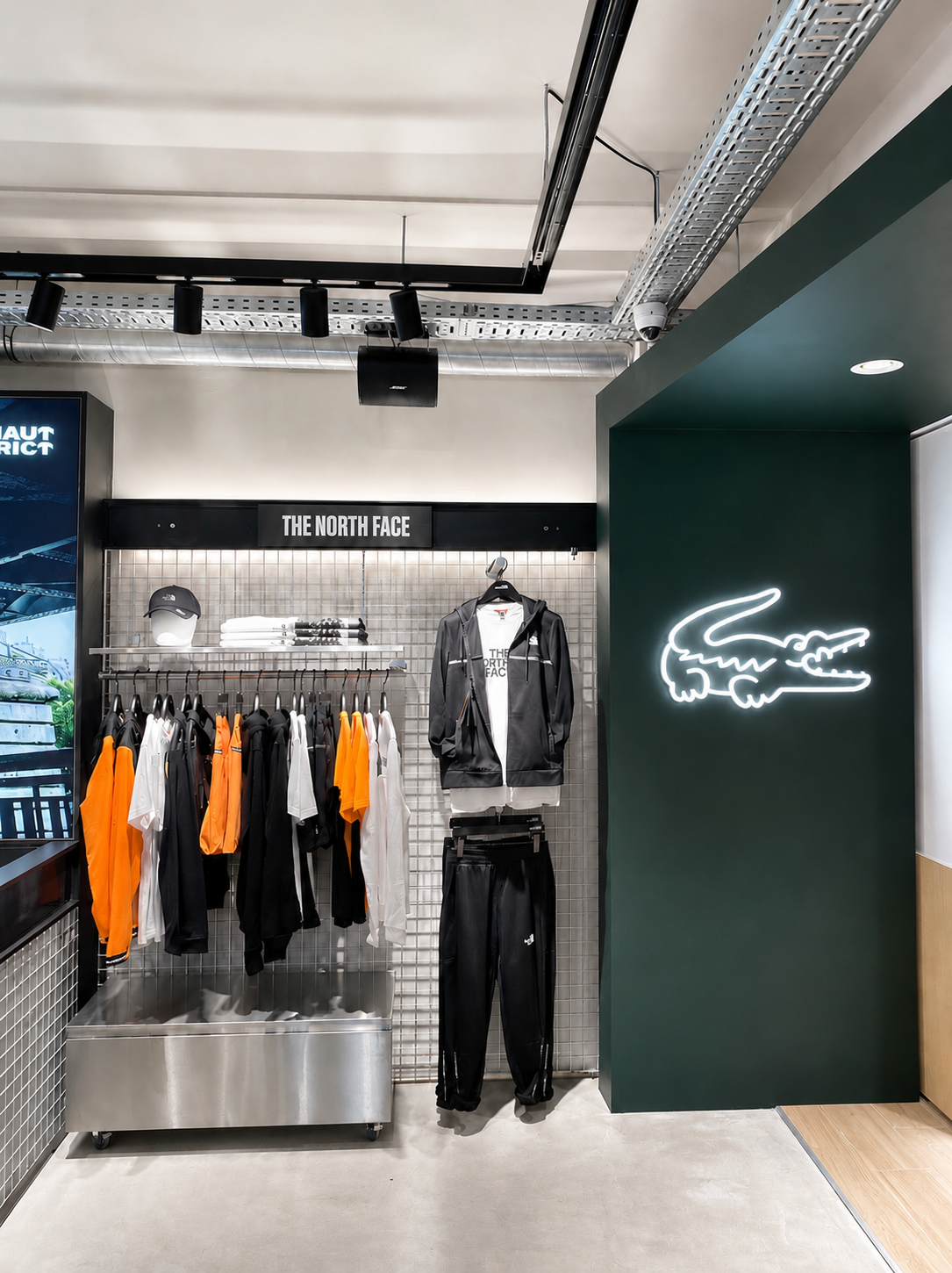Système de sonorisation Bose Professional installé par BE SMARTHOME (BSH) dans le magasin Haut District à Barbès avec enceintes suspendues pour une diffusion sonore homogène.