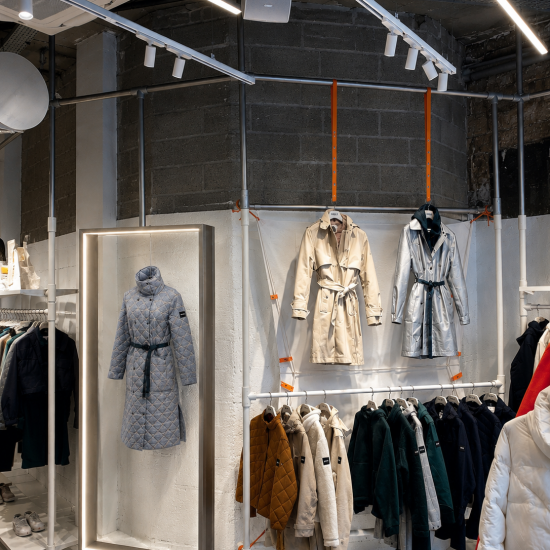 Intégration d’enceintes Bose professionnelles dans une boutique AIGLE pour une diffusion sonore homogène et discrète.