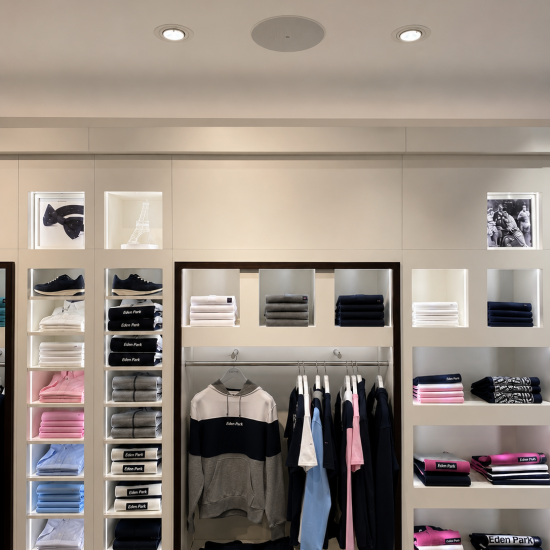 Enceinte encastrée au plafond installée par BE SMARTHOME (BSH) pour la sonorisation de la boutique Eden Park.