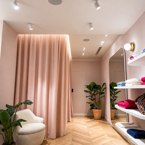 Enceintes encastrées au plafond installées par BE SMARTHOME (BSH) pour la sonorisation de la boutique Petite Étoile.