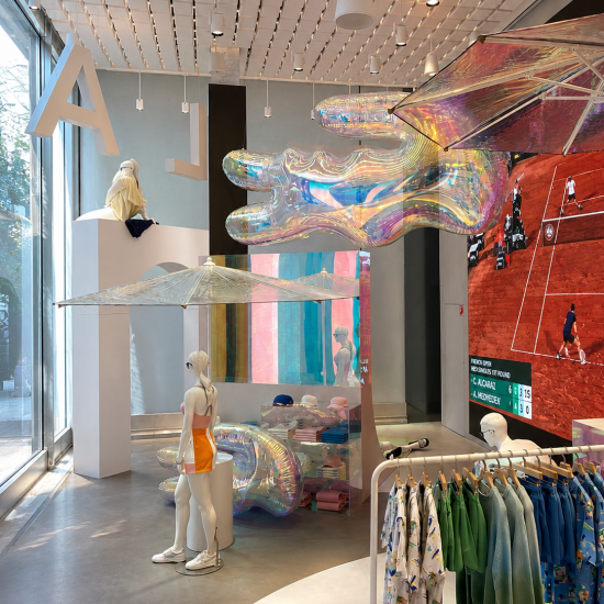 Installation d’enceintes acoustiques suspendues dans le flagship Lacoste, réalisée par BE SMARTHOME (BSH) pour une sonorisation homogène de l’espace de vente.