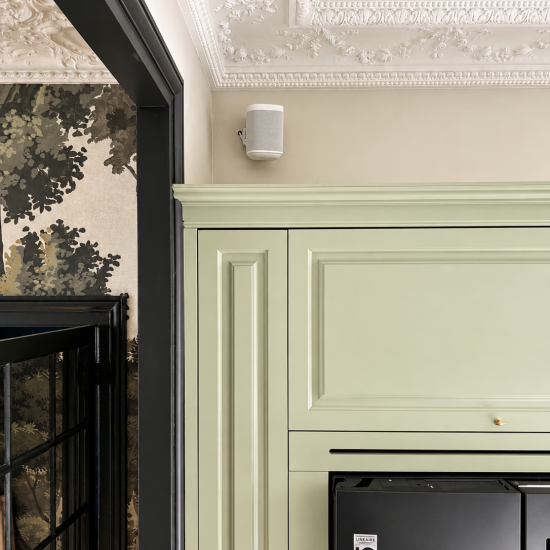 Enceinte Sonos One installée par BE SMARTHOME (BSH) dans une villa à Versailles pour une diffusion audio multiroom discrète.
