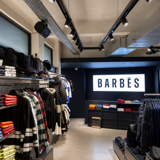 Installation de haut-parleurs Bose Professional dans la boutique Barbès pour une sonorisation homogène et immersive.
